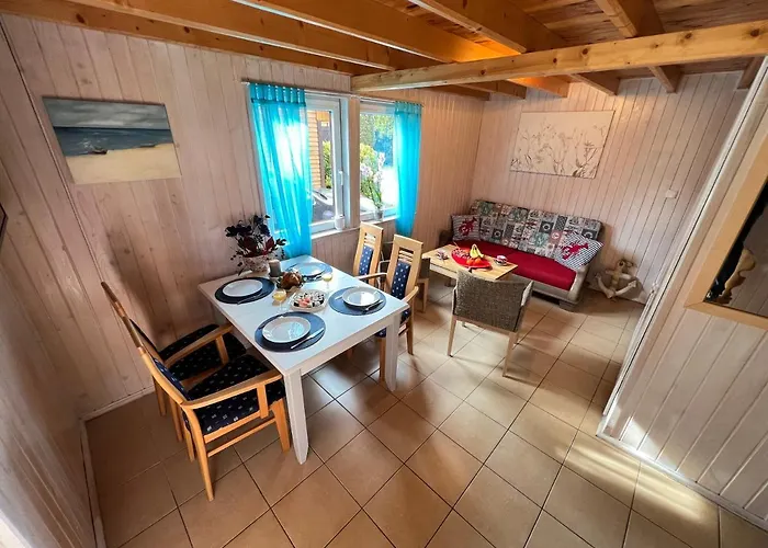 Letniskowe Edi Lodge *